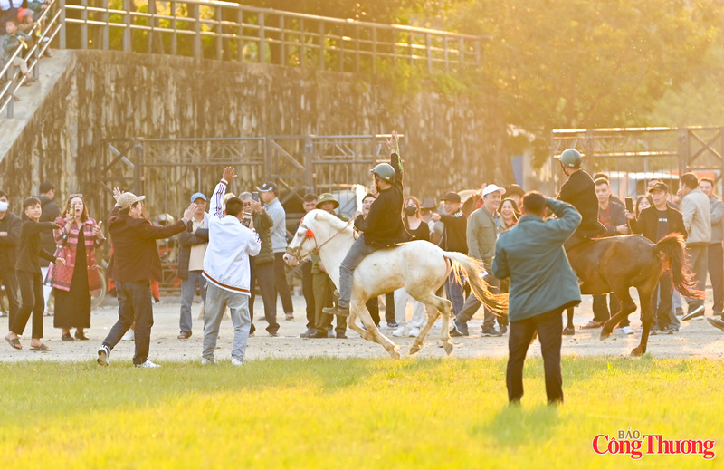In Bac Ha, horses play an important role in the lives of ethnic minority communities, contributing to economic development while embodying a distinctive local cultural identity. On May 27, 2021, the Bac Ha horse racing festival is recognised as a national intangible cultural heritage, preserved and promoted as a signature tourism product of Bac Ha commune. Photo: Nam Nguyen
