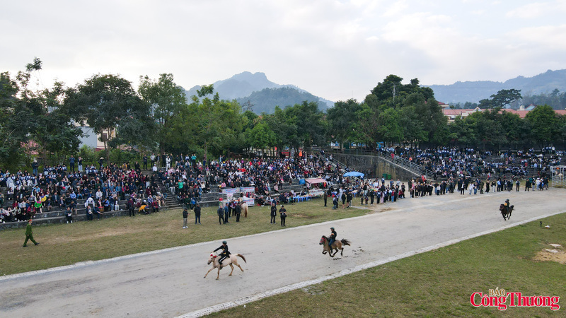 At first, the activity is merely a parade. Over time, young men begin riding horses in informal races, both for entertainment and to prove themselves to young women. Photo: Nam Nguyen