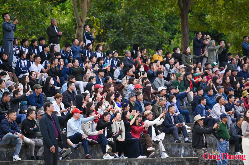 Yet they race with all their might as the crowd erupts in constant cheers. Photo: Nam Nguyen