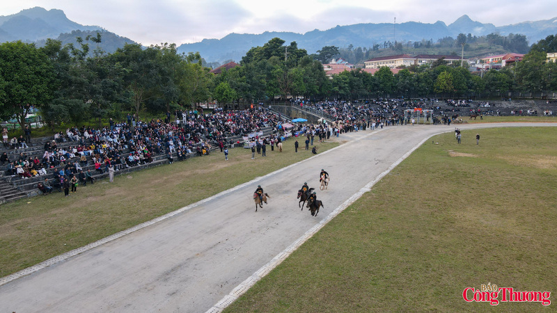 The image of barefoot horsemen remains vivid and unforgettable for anyone who visits Bac Ha during the horse racing season. Photo: Nam Nguyen