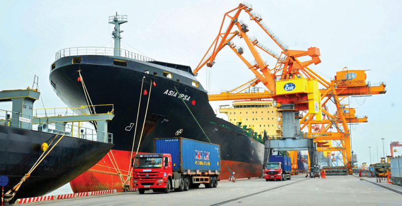 Import-export activities have become an important driver of economic growth. Photo: Can Dung