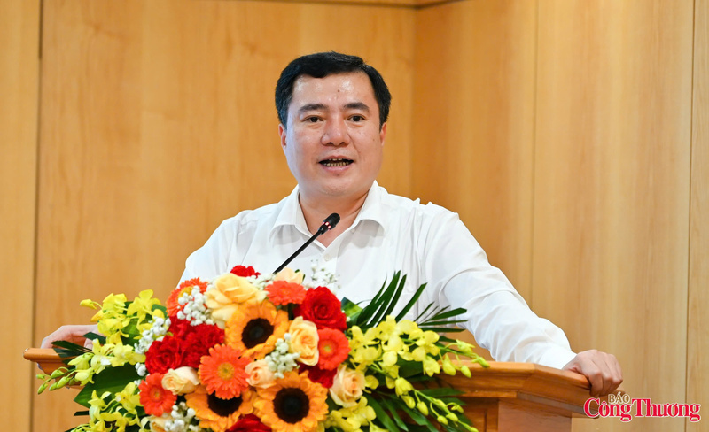 Deputy Minister of Industry and Trade Nguyen Sinh Nhat Tan delivers remarks at the conference.