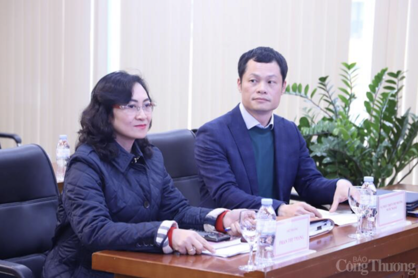 Deputy Minister of Industry and Trade Phan Thi Thang attends and delivers a keynote address at the conference.