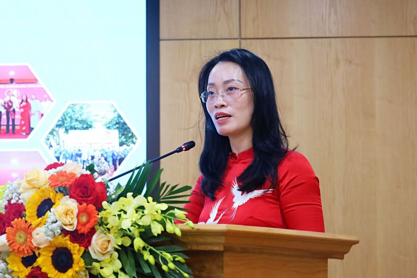 Nguyen Quynh Anh, Vice Chairwoman of the commission, presents a summary report on its 2025 performance.