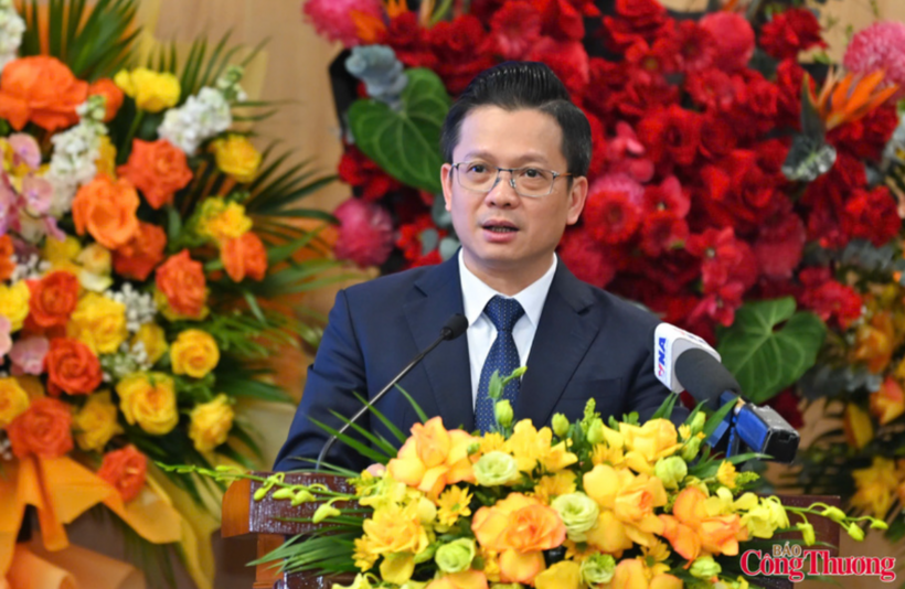 Nguyen Quoc Trung, Deputy General Director of NSMO, presents the report on Party building work in 2025.