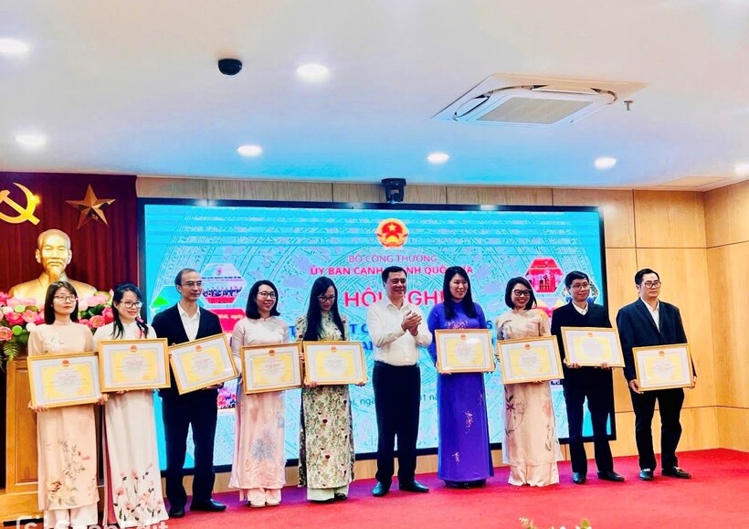 The Vietnam Competition Commission presents Certificates of Merit from the Minister of Industry and Trade to collectives and individuals with outstanding achievements in 2025.