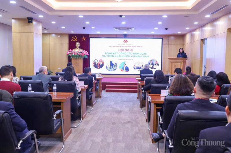 Deputy Minister of Industry and Trade Phan Thi Thang delivers remarks at the 2025 review and 2026 task deployment conference of the Department of Foreign Market Development.