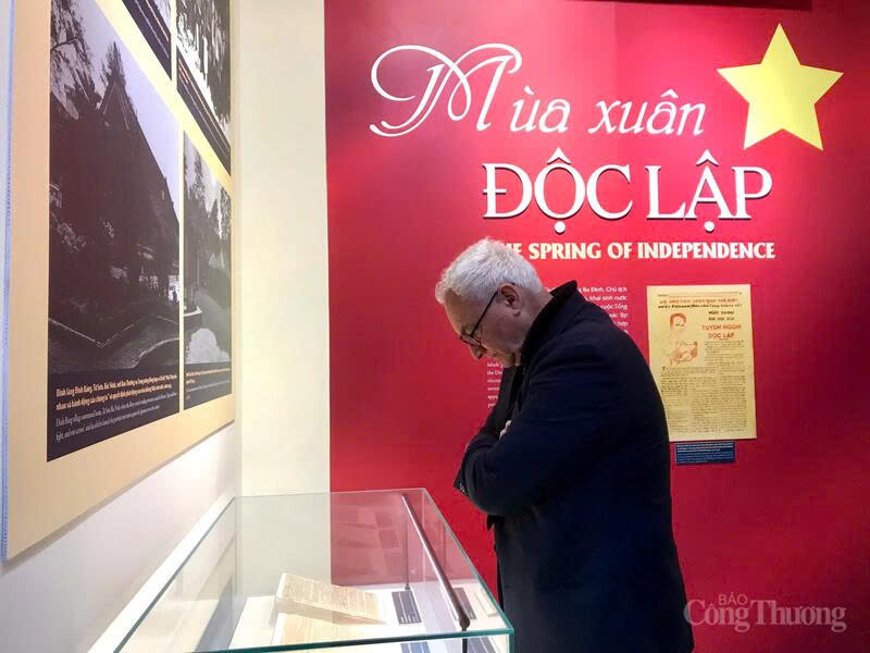 The exhibition attracts attention from international visitors. Photo: Hoa Quynh