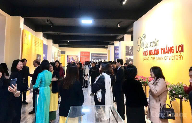 The “Spring - Source of Victory” exhibition. Photo: Hoa Quynh