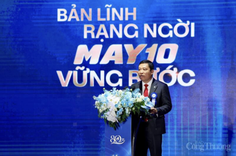 Than Duc Viet, General Director of May 10, speaks at the anniversary ceremony.