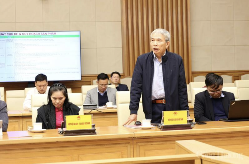 Representatives of industry associations share their views at the meeting. Photo: Do Nga