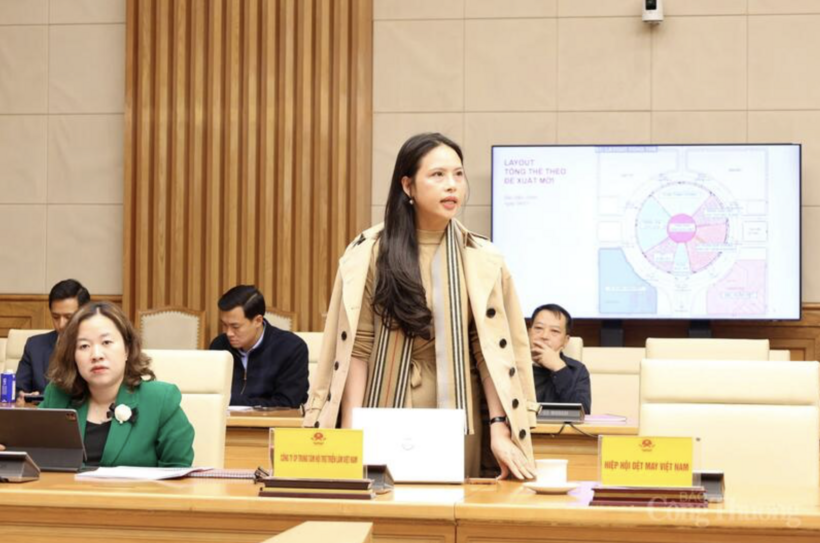 A representative of the Vietnam National Exhibition Center shares remarks at the meeting. Photo: Do Nga