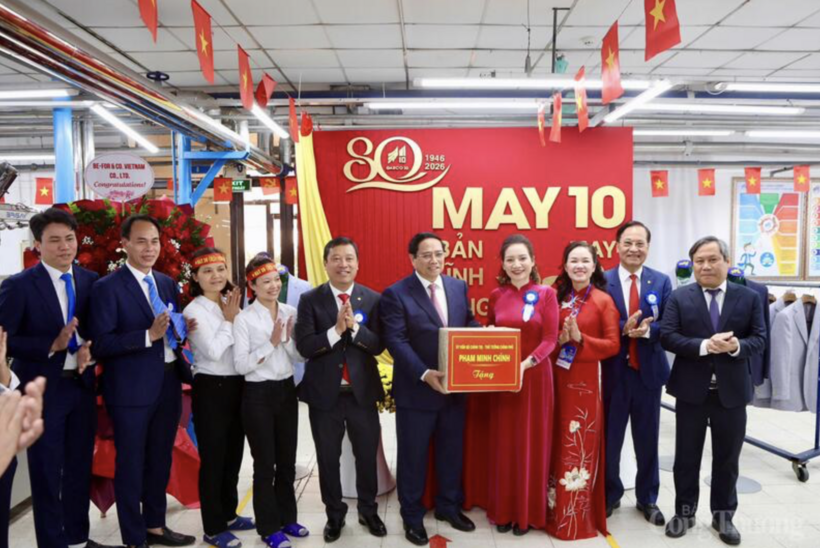 Prime Minister Pham Minh Chinh visits and presents gifts to staff and workers of Veston Hanoi Garment Enterprise.
