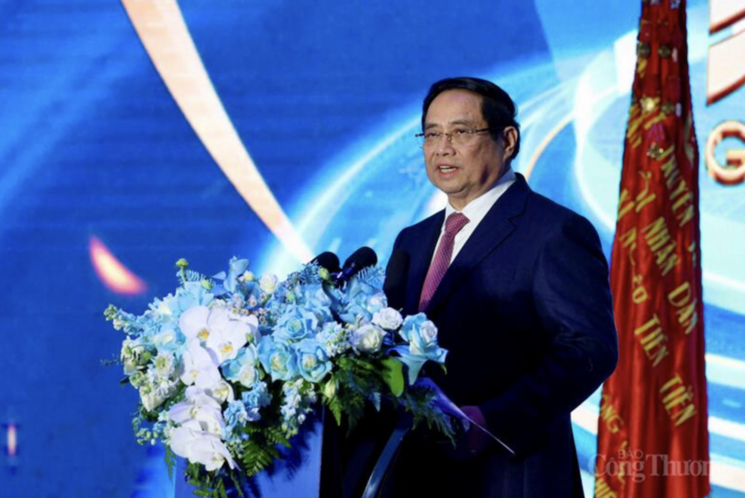 Prime Minister Pham Minh Chinh congratulates the May 10 staff and workers on their achievements over the past eight decades, especially in 2025.