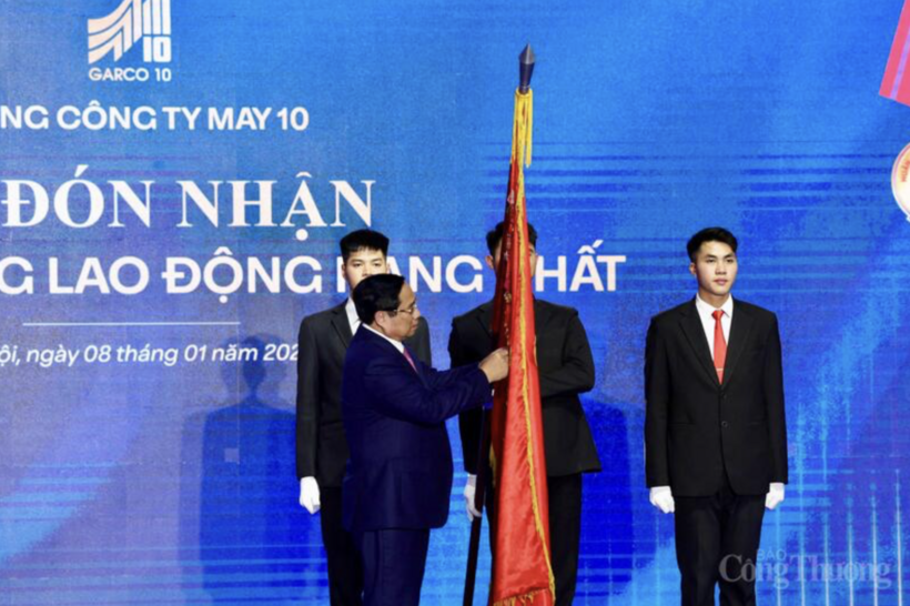 On behalf of the Party and State leadership, Prime Minister Pham Minh Chinh presented the First-class Labor Order to May 10 Corporation.