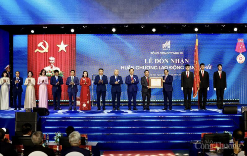 Prime Minister presents the First-class Labor Order to May 10 Corporation.