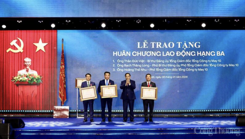 Prime Minister Pham Minh Chinh presents the Third-class Labor Order to three individuals, leaders of May 10 Corporation.