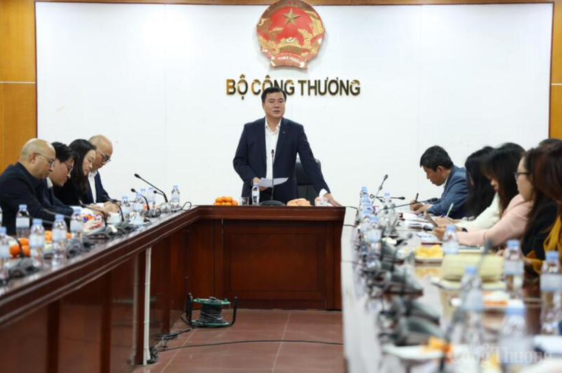 Deputy Minister of Industry and Trade Nguyen Sinh Nhat Tan delivers a keynote speech at the conference. Photo: Hoa Quynh