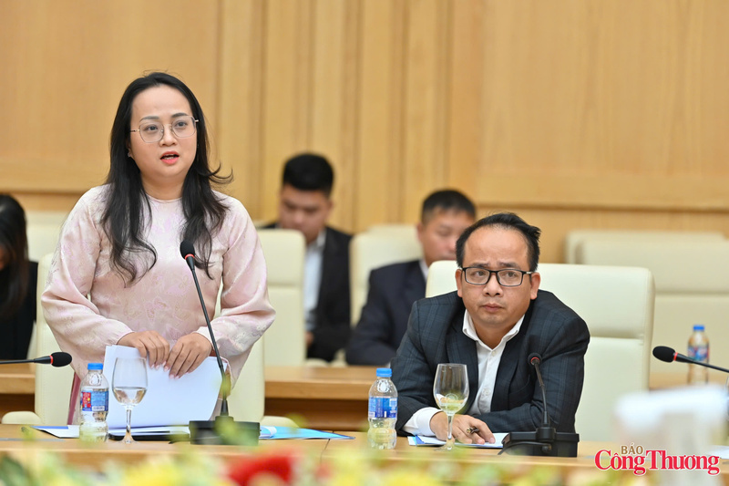 A representative of the Chemical Department’s civil servants addresses the conference. Photo: Nam Nguyen