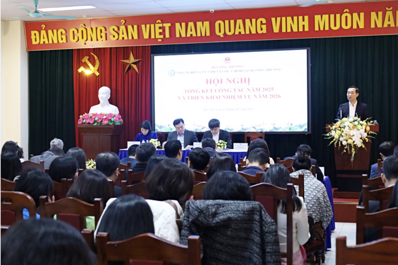 Nguyen Khac Quyen, Deputy Party Secretary and Deputy Director of the Institute, reports on Party work.