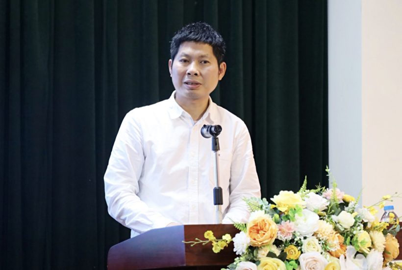 Delegates contribute opinions at the conference.