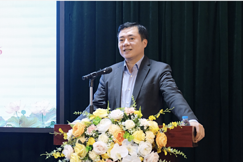 Deputy Minister Nguyen Sinh Nhat Tan speaks at the conference.