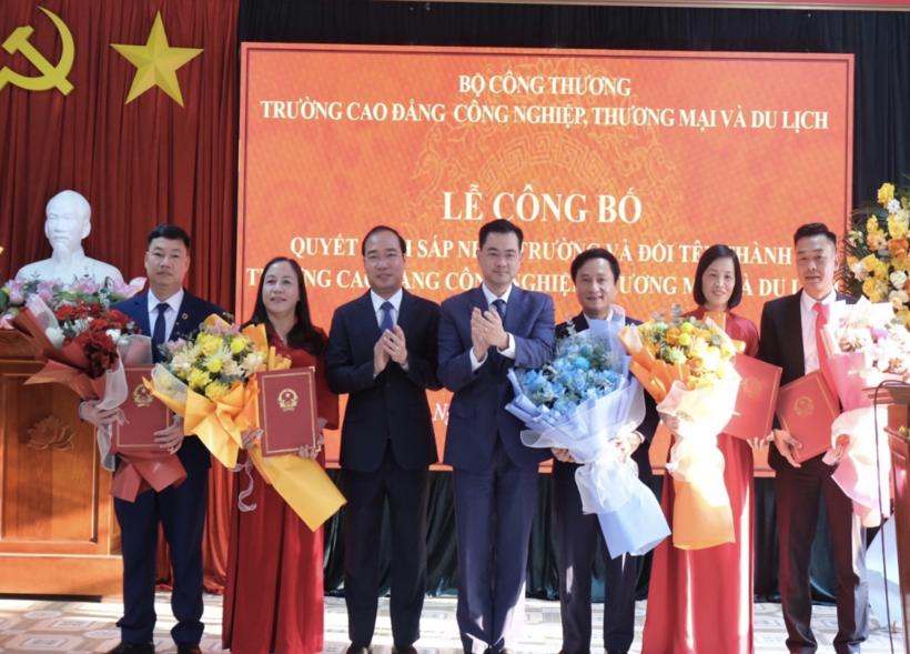 Tran Quang Huy, Director General of the Department of Personnel Organization and Bui Huy Son, Director General of the Department of Planning, Finance and Enterprise Management, congratulated the new leadership of the college.