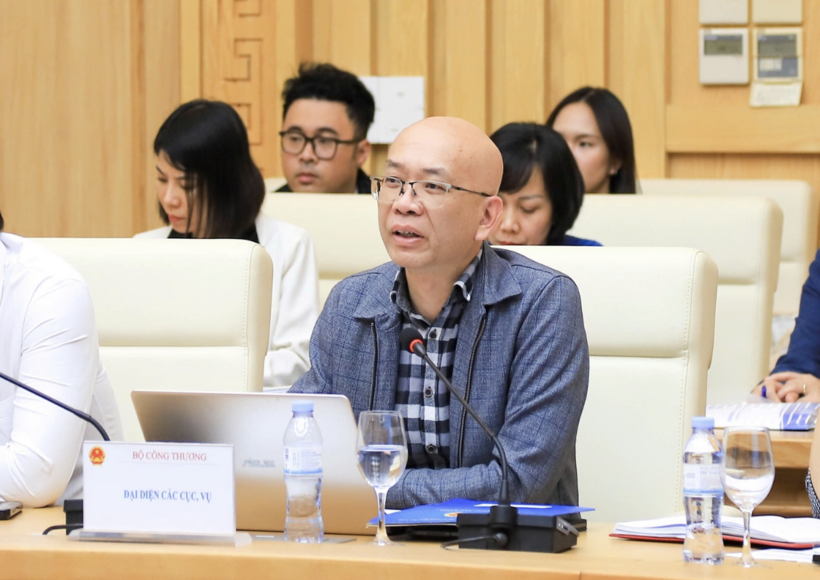 Delegates share views and contributions at the working session.