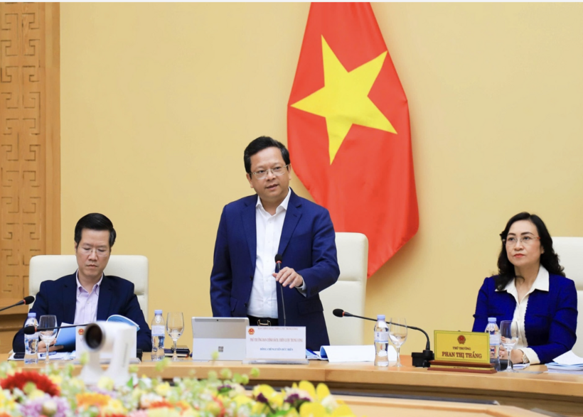 Nguyen Duc Hien, Deputy Head of the Central Commission for Policy and Strategy, delivers remarks at the working session.