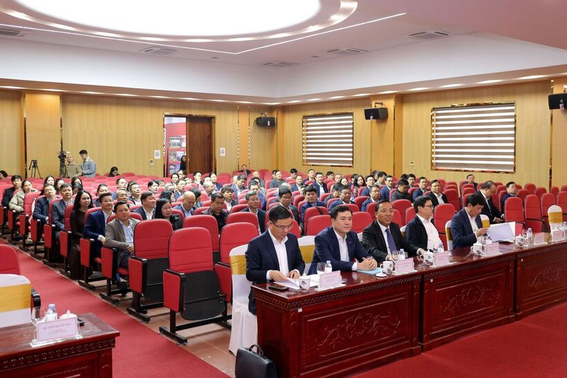 Delegates discuss at the collective leadership conference of the Ministry of Industry and Trade the nomination of candidates for the 16th-term National Assembly.