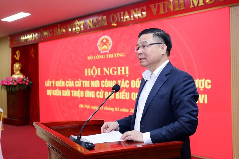 Secretary of the Party Committee and Acting Minister of Industry and Trade Le Manh Hung delivers remarks at the conference.