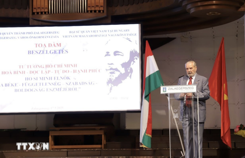 Botz László, President of the Hungary - Vietnam Friendship Association, delivers remarks at a symposium on Ho Chi Minh thought on peace, independence, freedom and happiness, jointly organized by the Vietnamese Embassy in Hungary and the Zalaegerszeg City authorities on May 17, 2025. Photo: VNA