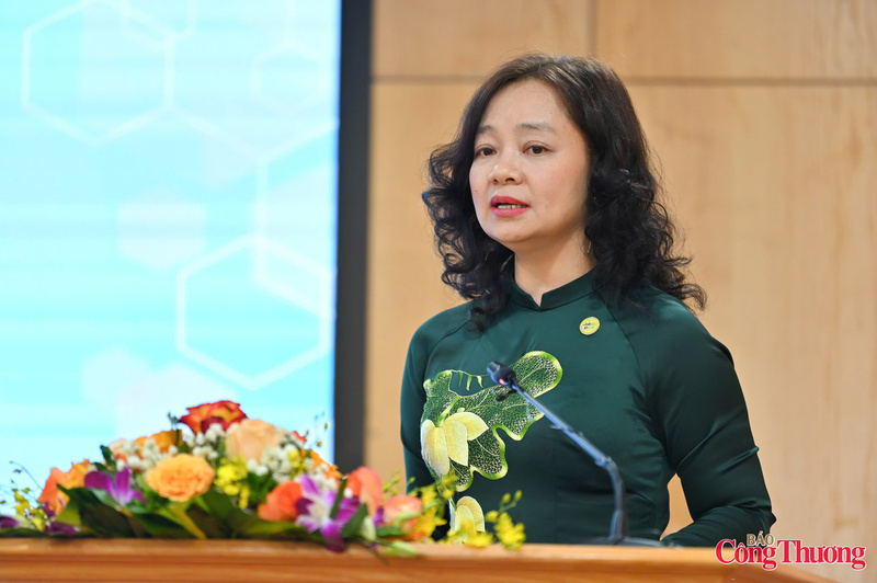 Director General of the Agency for Innovation, Green Transformation, and Industrial Promotion Nguyen Thi Lam Giang reports at the conference.