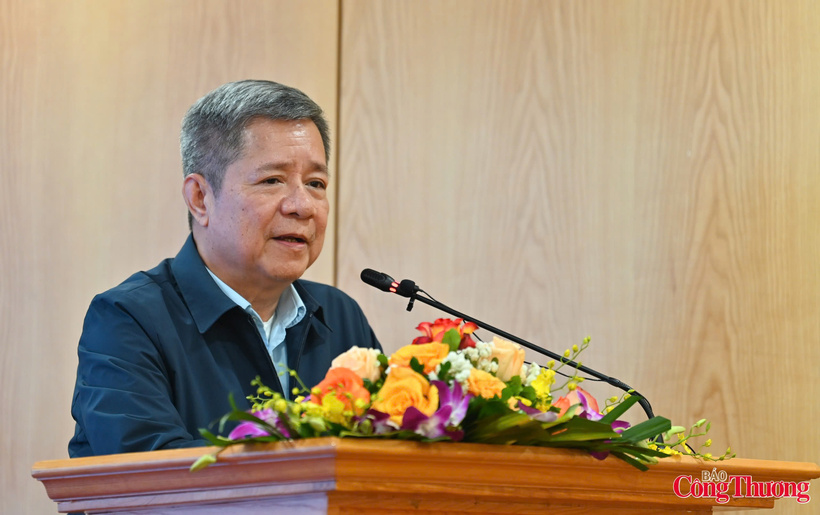 Deputy Director General of the Electricity and Renewable Energy Authority Bui Quoc Hung speaks at the conference.