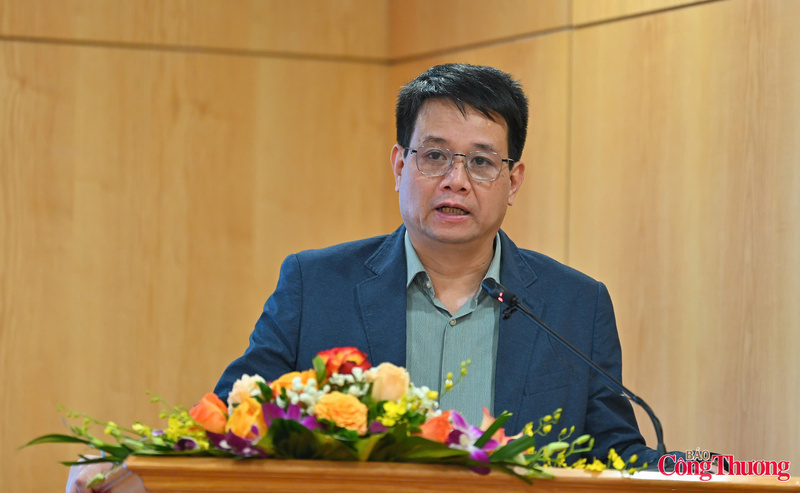 Director General of the Vietnam Chemicals Agency Phung Manh Ngoc addresses the conference.