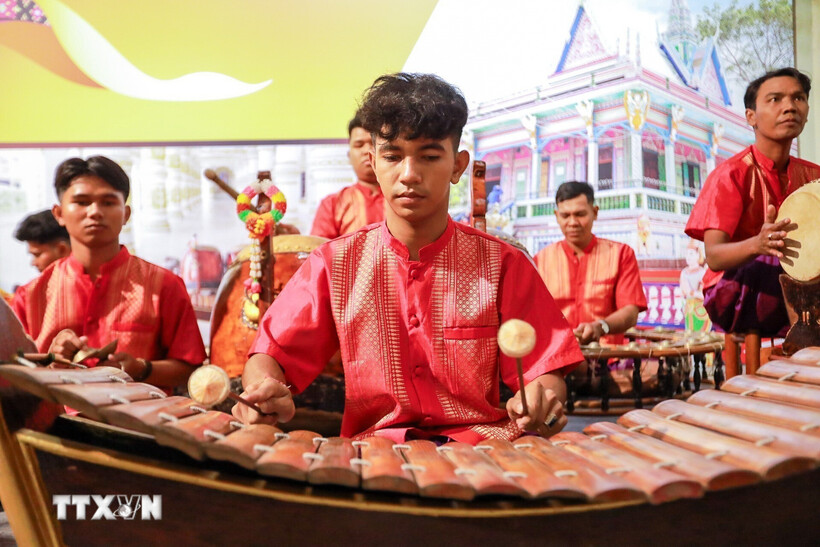 Nhac Ngu am Kmer is regarded as the cultural soul of the Khmer people, playing a particularly important role in festivals, folk rituals and traditional theatrical art forms. Photo: VNA.