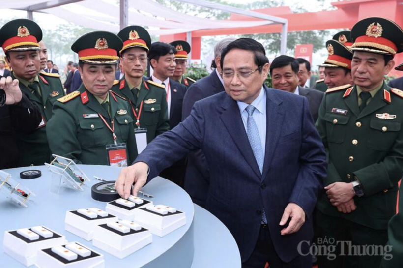 Prime Minister Pham Minh Chinh highly evaluates chips researched and manufactured by Viettel. Photo: Nguyen Nam