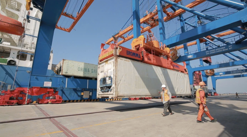 Promoting the development of logistics services is necessary to boost the import-export of Vietnamese goods to international markets. Photo: Can Dung.