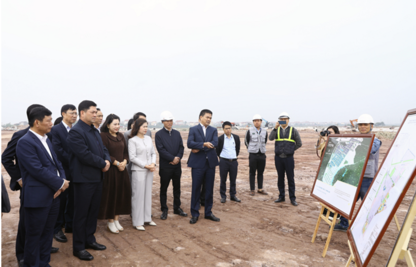 Nguyen Hong Thai, Provincial Party Secretary of Bac Ninh, together with provincial leaders and representatives of relevant departments and agencies, conducted an on-site inspection to review and assess the progress of infrastructure development at the Chau Minh - Bac Ly - Huong Lam Industrial Park Project in Xuan Cam Commune.