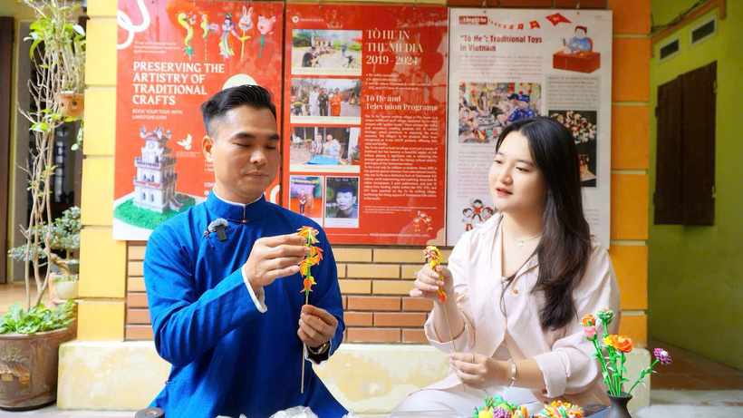 Reporter from Industry and Trade Newspaper in conversation with artisan Dang Dinh Thuong.