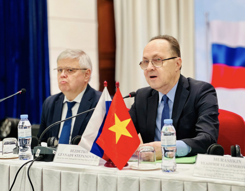 Russian Ambassador to Vietnam Gennady Stepanovich Bezdetko (right) speaks at a press meeting on December 29. Photo: VNA