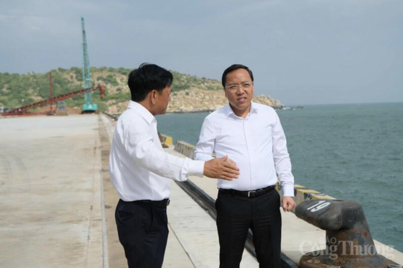 Deputy Minister Nguyen Hoang Long inspects the Ca Na Port area in Khanh Hoa Province. Photo: Le Son