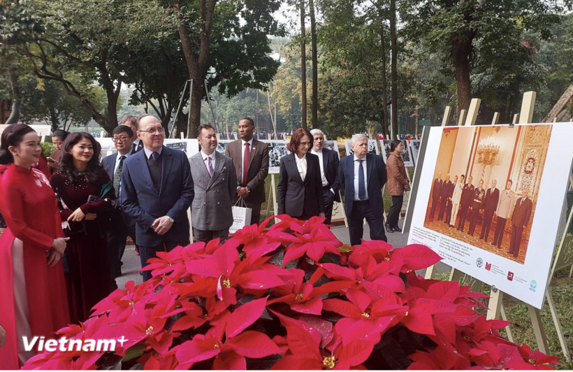 Ambassador Extraordinary and Plenipotentiary of the Russian Federation to Vietnam Gennady Stepanovich Bezdetko (third from left) visits the exhibition “President Ho Chi Minh and the Russian Federation.” Photo: VietnamPlus