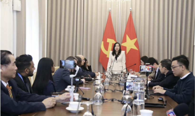 Deputy Minister of Foreign Affairs Le Thi Thu Hang meets with journalists from communist party newspapers, political parties with significant roles in their respective countries, and international news agencies. Photo: Thanh Long