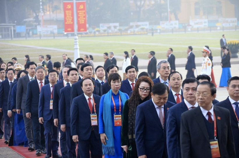 Delegates pay tribute to President Ho Chi Minh at his Mausoleum. Photo: VNA