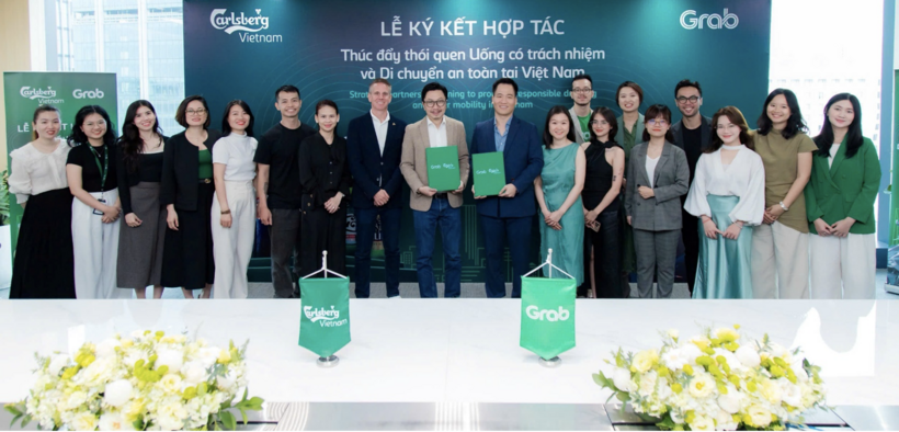 Representatives of Carlsberg Vietnam and Grab Vietnam at the MOU signing ceremony, marking a strategic partnership to promote responsible drinking and safer mobility in Vietnam.