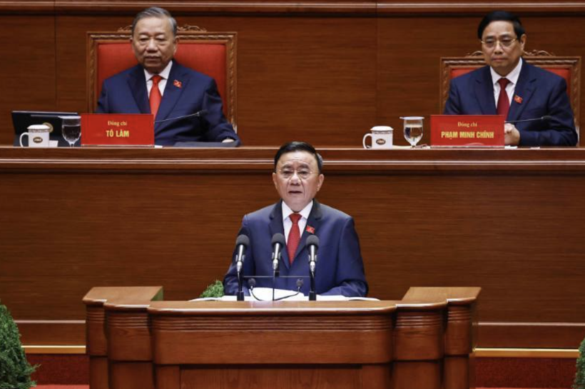 Politburo member and Standing Secretary of the Party Central Committee Secretariat Tran Cam Tu, on behalf of the Presidium, announces the agenda and introduces the delegates and guests of the Congress. Photo: VNA
