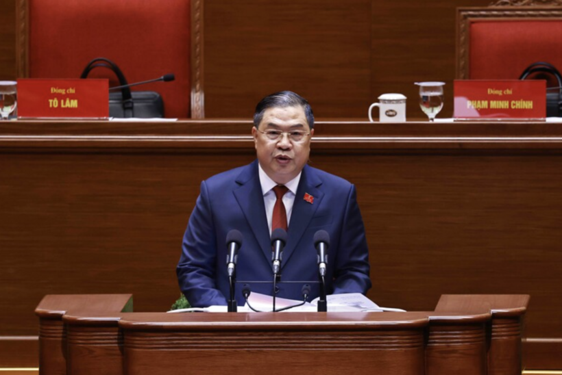 Party Central Committee member and Chief of the Party Central Office Pham Gia Tuc, Head of the Secretariat, announces the results of the election of the Presidium and the Secretariat at the preparatory session. Photo: VNA
