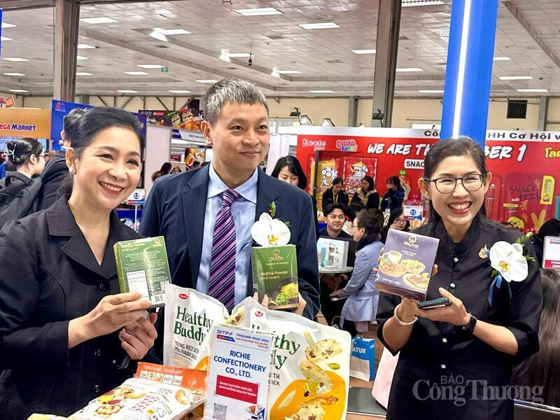 To Ngoc Son, Deputy Director General of the Agency for Foreign Trade Development under the Ministry of Industry and Trade of Vietnam, together with Urawadee Sriphiromya, Ambassador of Thailand to Vietnam, and Supaporn Sukmark, Deputy Director General of DITP, visit exhibition booths. Photo: Dieu Anh