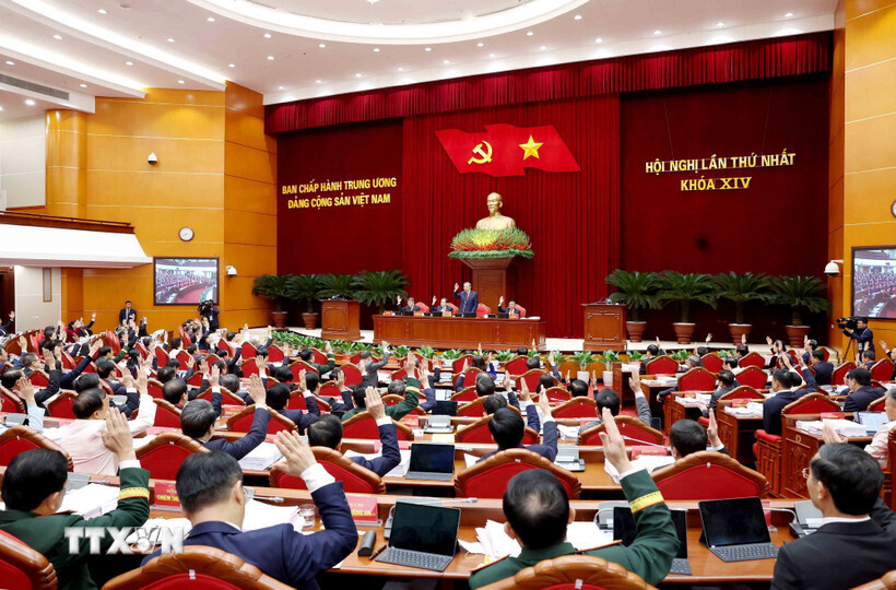 Members of the Party Central Committee vote to approve the list of candidates for the 14th-term Politburo. Photo: VNA